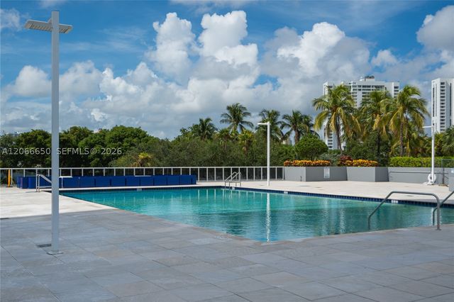 3675 N Country Club Dr 401, Aventura, FL 33180