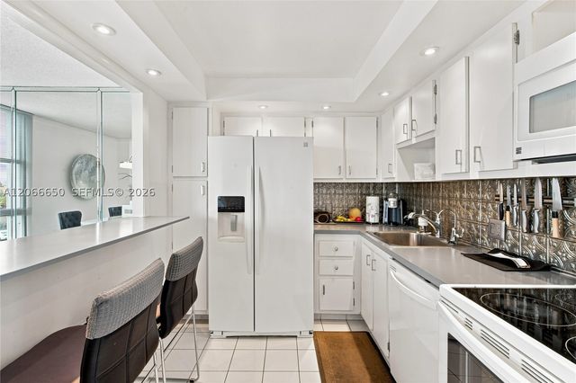 3675 N Country Club Dr 401, Aventura, FL 33180