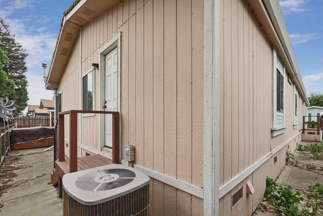 7 River Bend Dr, Lodi, CA 95242