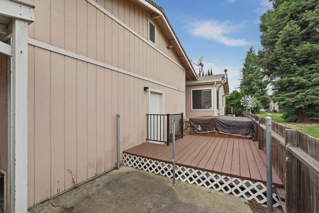7 River Bend Dr, Lodi, CA 95242