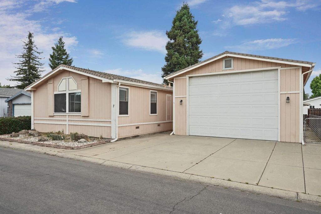 7 River Bend Dr, Lodi, CA 95242