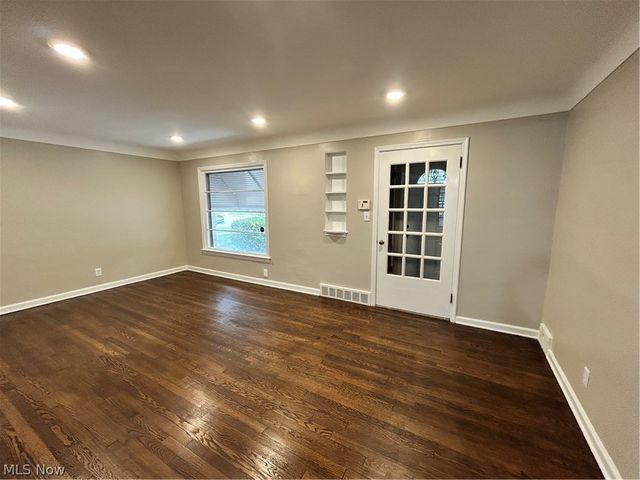 13099 Cedar Road, Cleveland Heights, OH 44118