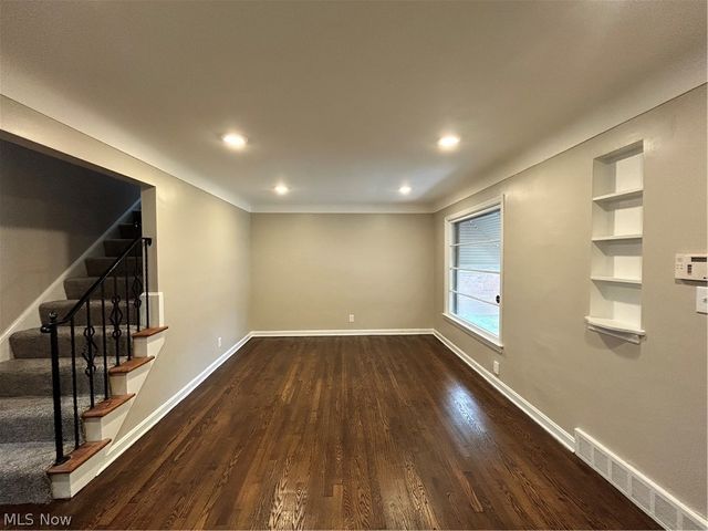 13099 Cedar Road, Cleveland Heights, OH 44118