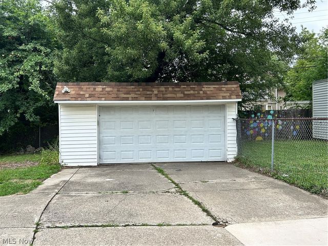 13099 Cedar Road, Cleveland Heights, OH 44118