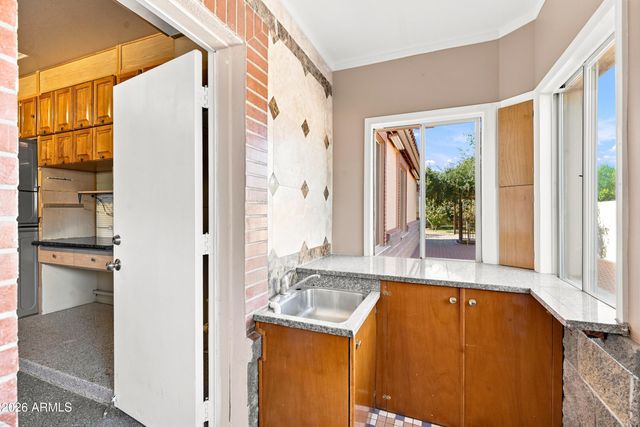 718 E ORANGEWOOD Avenue, Phoenix, AZ 85020