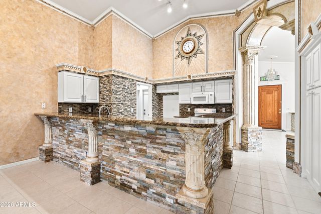 718 E ORANGEWOOD Avenue, Phoenix, AZ 85020