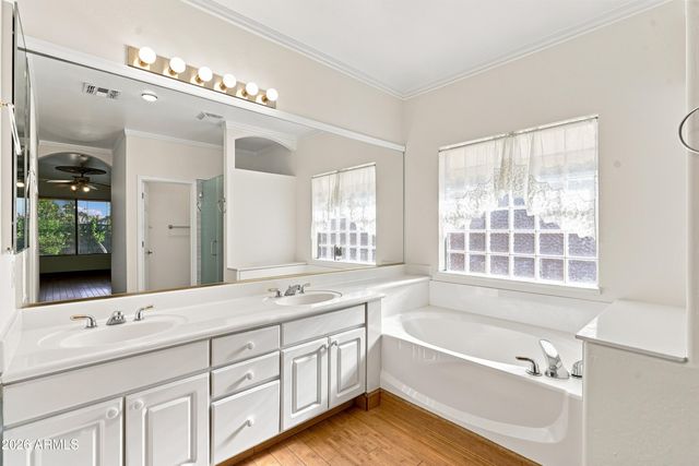 718 E ORANGEWOOD Avenue, Phoenix, AZ 85020