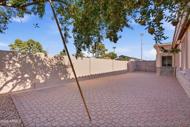 718 E ORANGEWOOD Avenue, Phoenix, AZ 85020