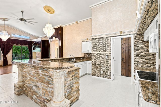 718 E ORANGEWOOD Avenue, Phoenix, AZ 85020