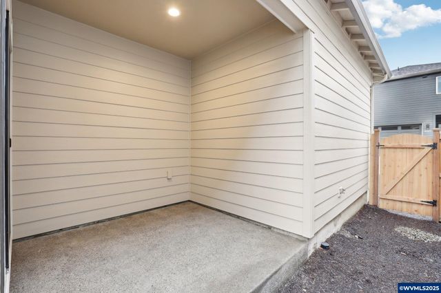 662 Magnolia Av, Woodburn, OR 97071