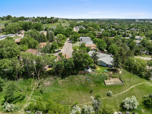 1415 13th AVE NW, Minot, ND 58703