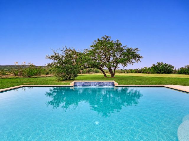 312 Paleface Point Dr, Spicewood, TX 78669