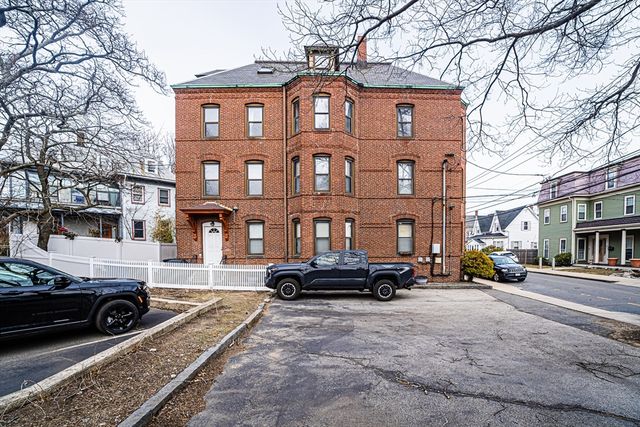 86 Walnut St 3, Boston, MA 02122