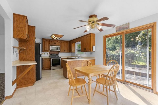 2490 DECKNER AVENUE, Green Bay, WI 54302