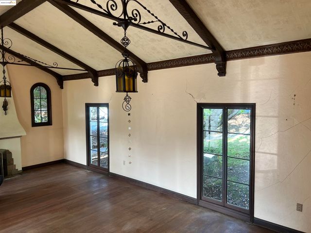 6000 N Rockridge Blvd, Oakland, CA 94618