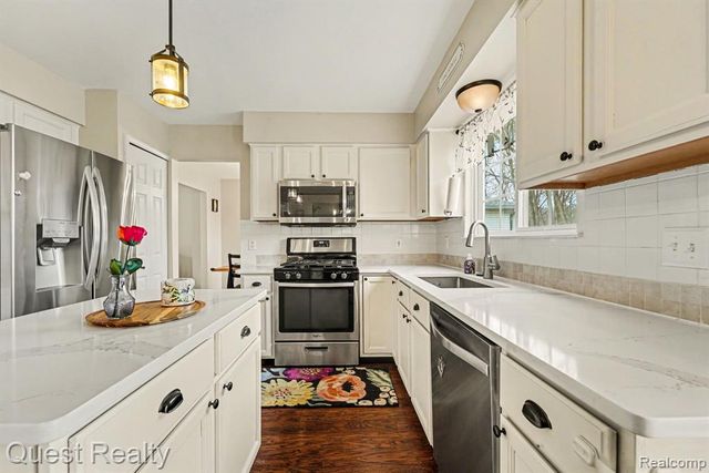 491 River Ridge Drive, Waterford, MI 48327