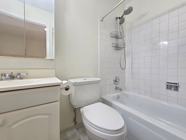 726 E Old Willow Road 104C, Prospect Heights, IL 60070