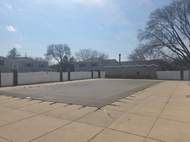 726 E Old Willow Road 104C, Prospect Heights, IL 60070