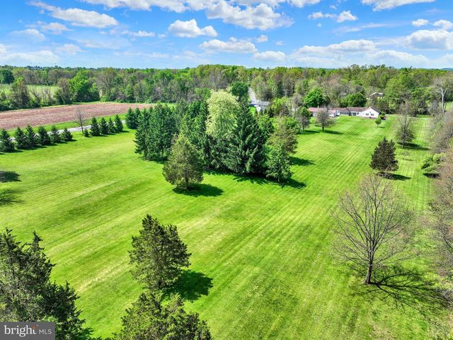 315 700 RD, New Oxford, PA 17350