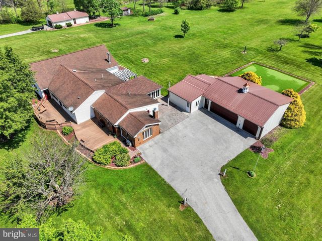 315 700 RD, New Oxford, PA 17350