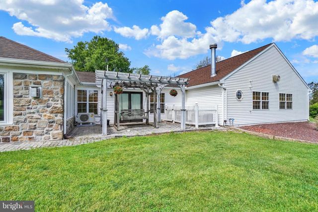 315 700 RD, New Oxford, PA 17350