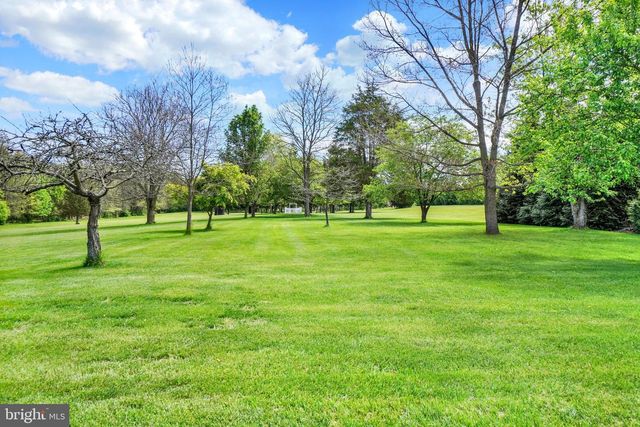 315 700 RD, New Oxford, PA 17350