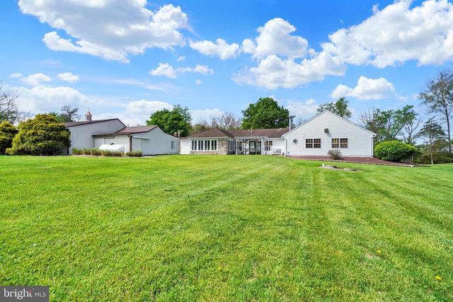 315 700 RD, New Oxford, PA 17350