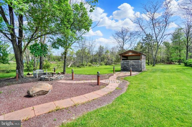 315 700 RD, New Oxford, PA 17350