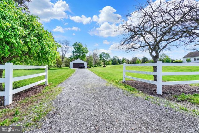315 700 RD, New Oxford, PA 17350