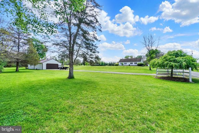 315 700 RD, New Oxford, PA 17350