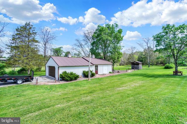 315 700 RD, New Oxford, PA 17350
