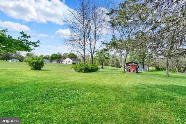 315 700 RD, New Oxford, PA 17350