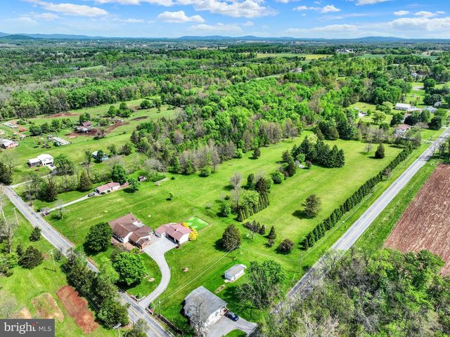 315 700 RD, New Oxford, PA 17350