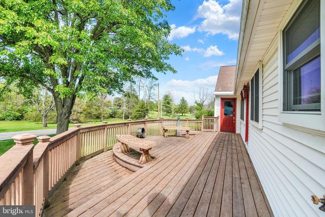315 700 RD, New Oxford, PA 17350