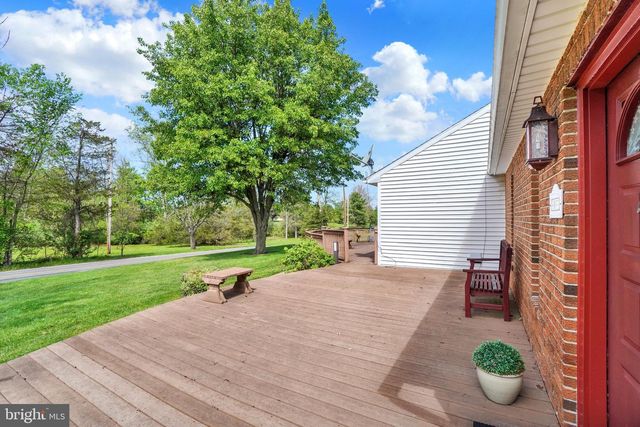 315 700 RD, New Oxford, PA 17350
