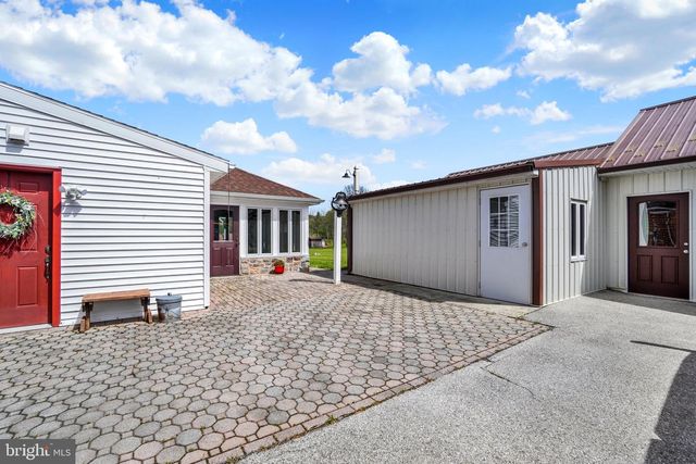 315 700 RD, New Oxford, PA 17350