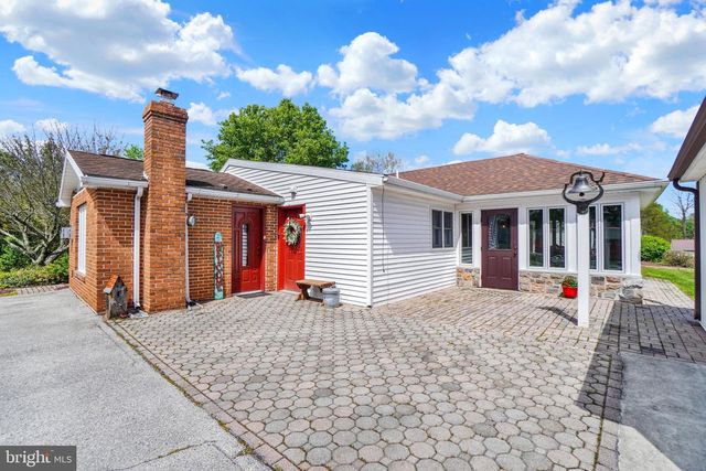315 700 RD, New Oxford, PA 17350