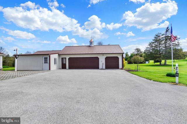 315 700 RD, New Oxford, PA 17350