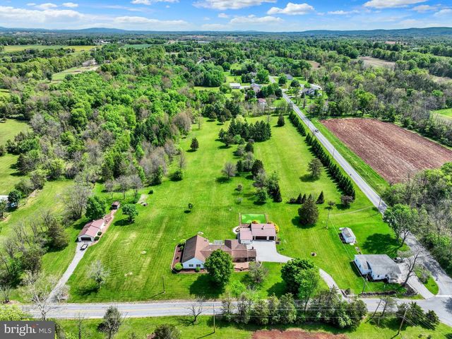 315 700 RD, New Oxford, PA 17350