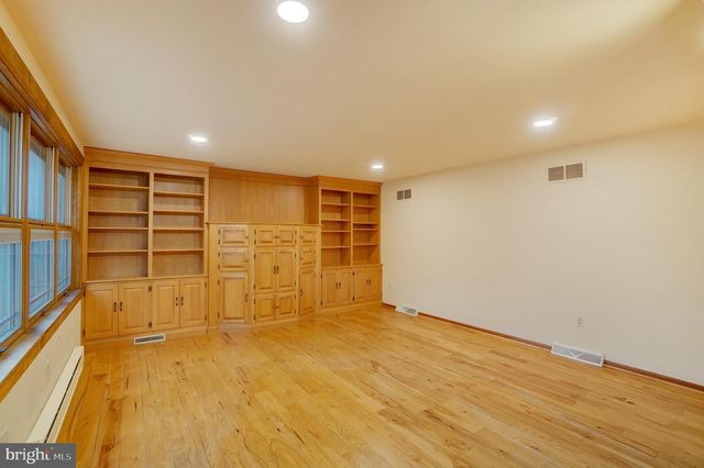 315 700 RD, New Oxford, PA 17350