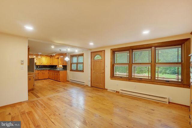 315 700 RD, New Oxford, PA 17350