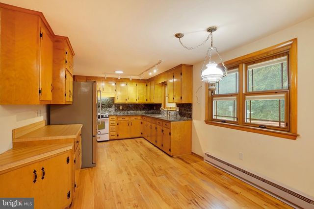 315 700 RD, New Oxford, PA 17350