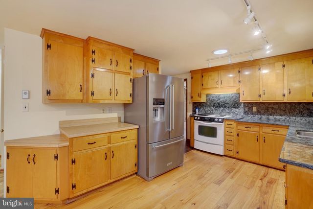 315 700 RD, New Oxford, PA 17350