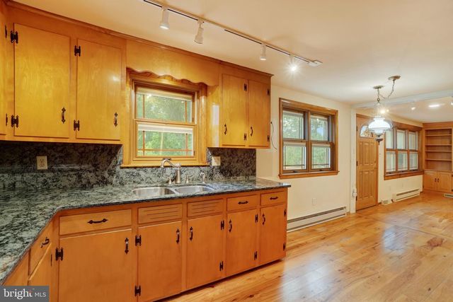315 700 RD, New Oxford, PA 17350