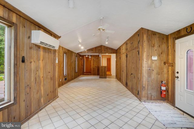 315 700 RD, New Oxford, PA 17350