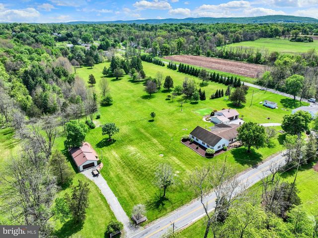 315 700 RD, New Oxford, PA 17350