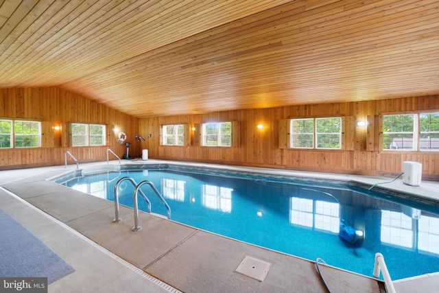 315 700 RD, New Oxford, PA 17350