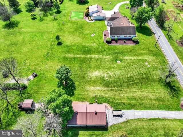 315 700 RD, New Oxford, PA 17350