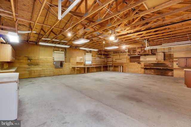 315 700 RD, New Oxford, PA 17350