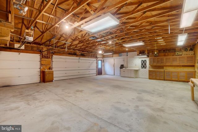 315 700 RD, New Oxford, PA 17350